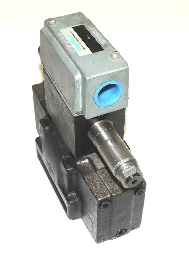 Used VICKERS DOUBLE A QF02C10D1 DIRECTIONAL CONTROL VALVE W/ PILOT VALVE QF3FF10B1