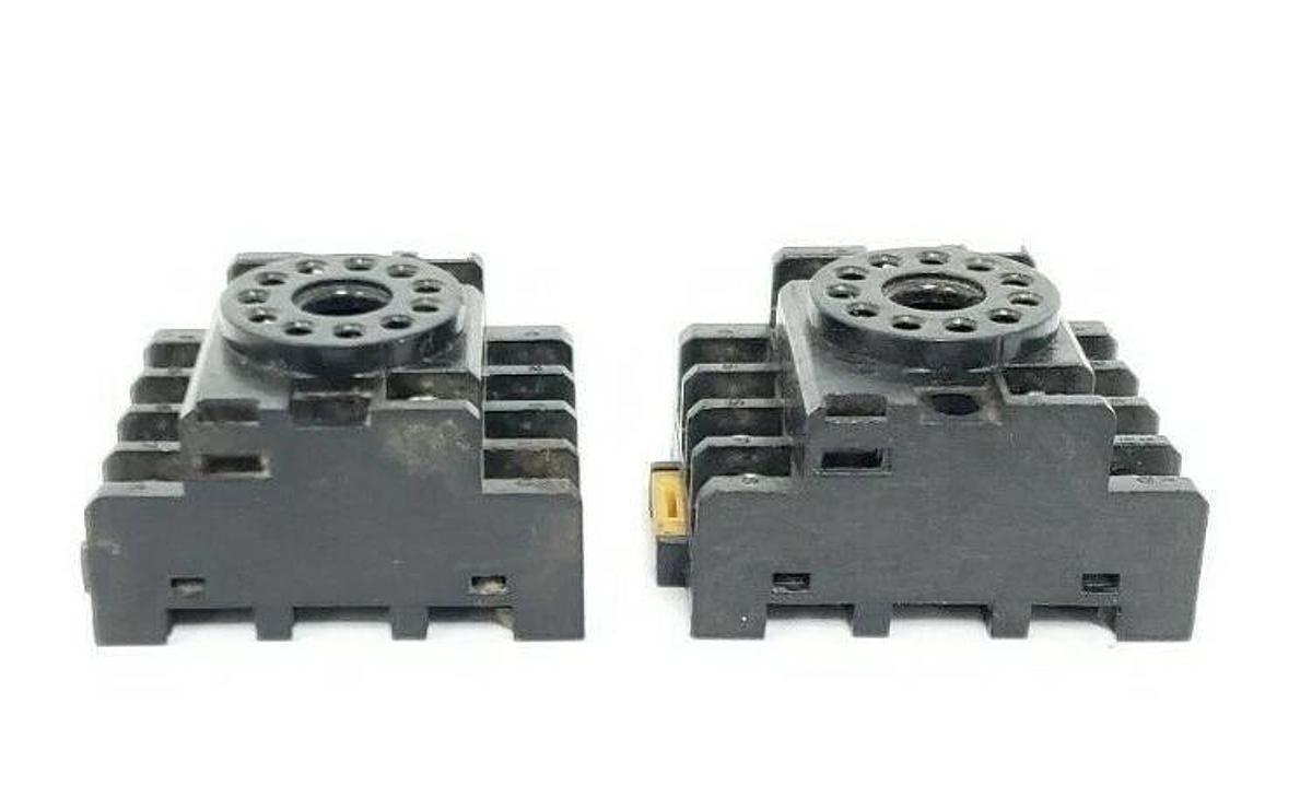 Used LOT OF 2 YOUNG ELECTRONICS DS-11 RELAY SOCKETS 11PIN, 10A, 300V