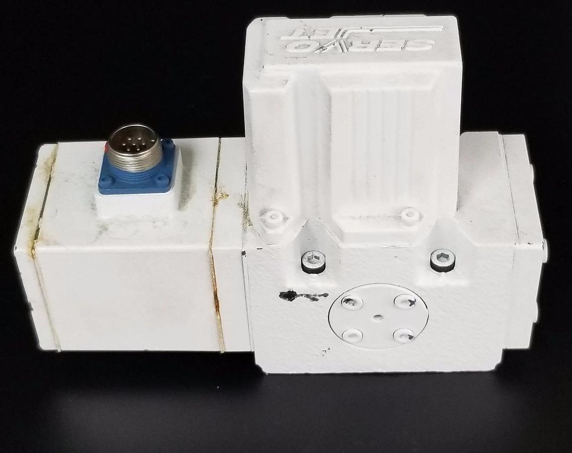 Used MOOG MODEL D661-5002 SERVO VALVE TYPE P60HXAA5NSM0-P