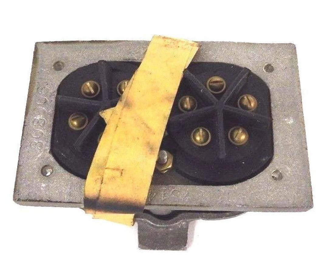 Used CROUSE HINDS X8658-3 FEMALE RECEPTACLE X86583