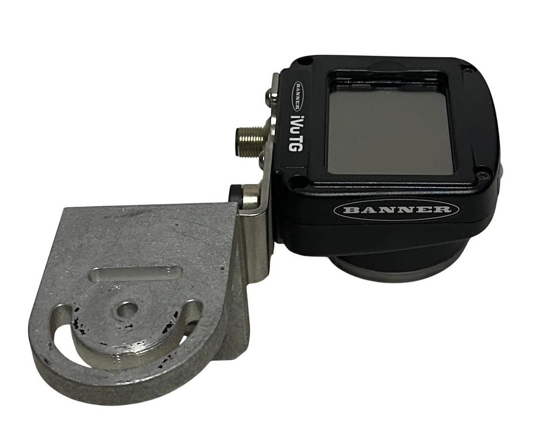 Used BANNER IVUTGPR08 / 81940 iVu SERIES IMAGE SENSOR I/O 8mm PNP RED w/ BRACKET USNP