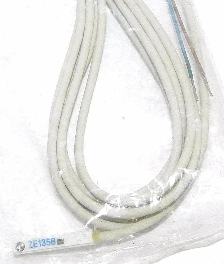 Used NEW KOGANEI ZE135B PHOTOELECTRIC SENSOR