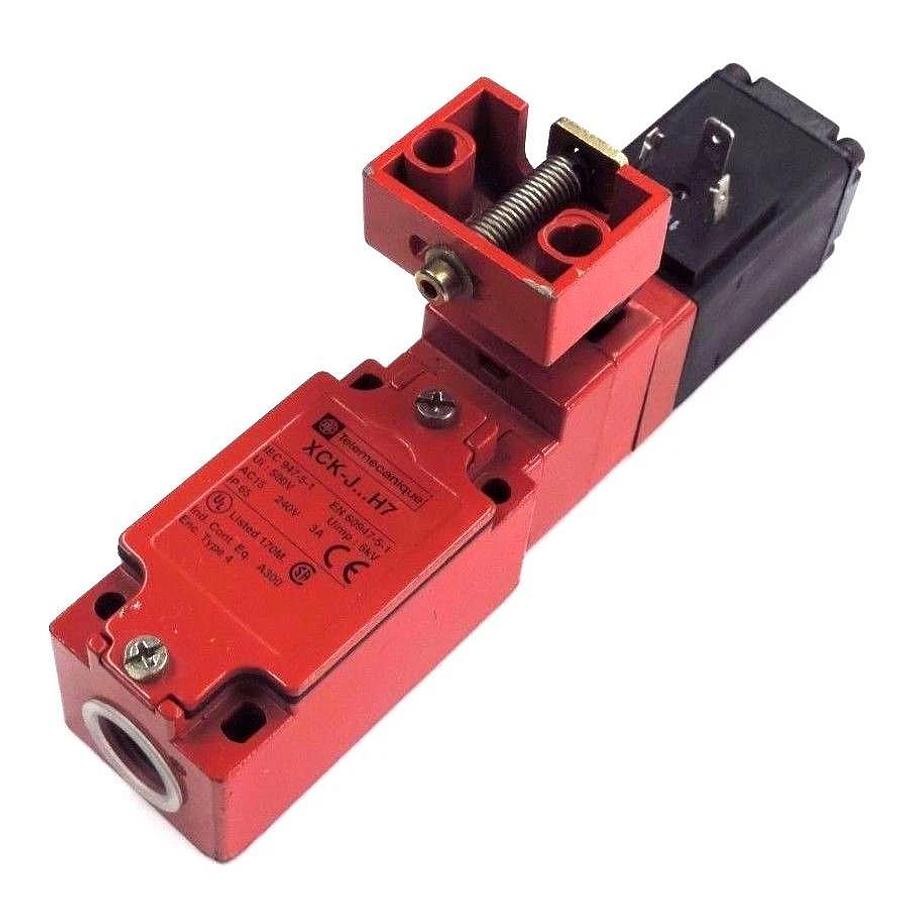 Used TELEMECANIQUE XCK-J5983F0 SAFETY INTERLOCK SWITCH W/ XCK-Y091 KEY, 110V COIL