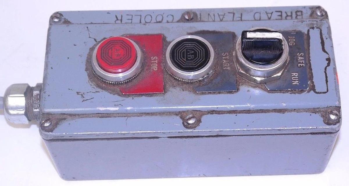 Used ALLEN BRADLEY 800T-3TA PUSHBUTTON STATION W/ HUBBELL PLUG