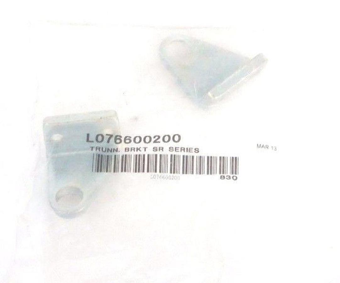 Used NIB PARKER L076600200 TRUNN. BRACKETS SR SERIES
