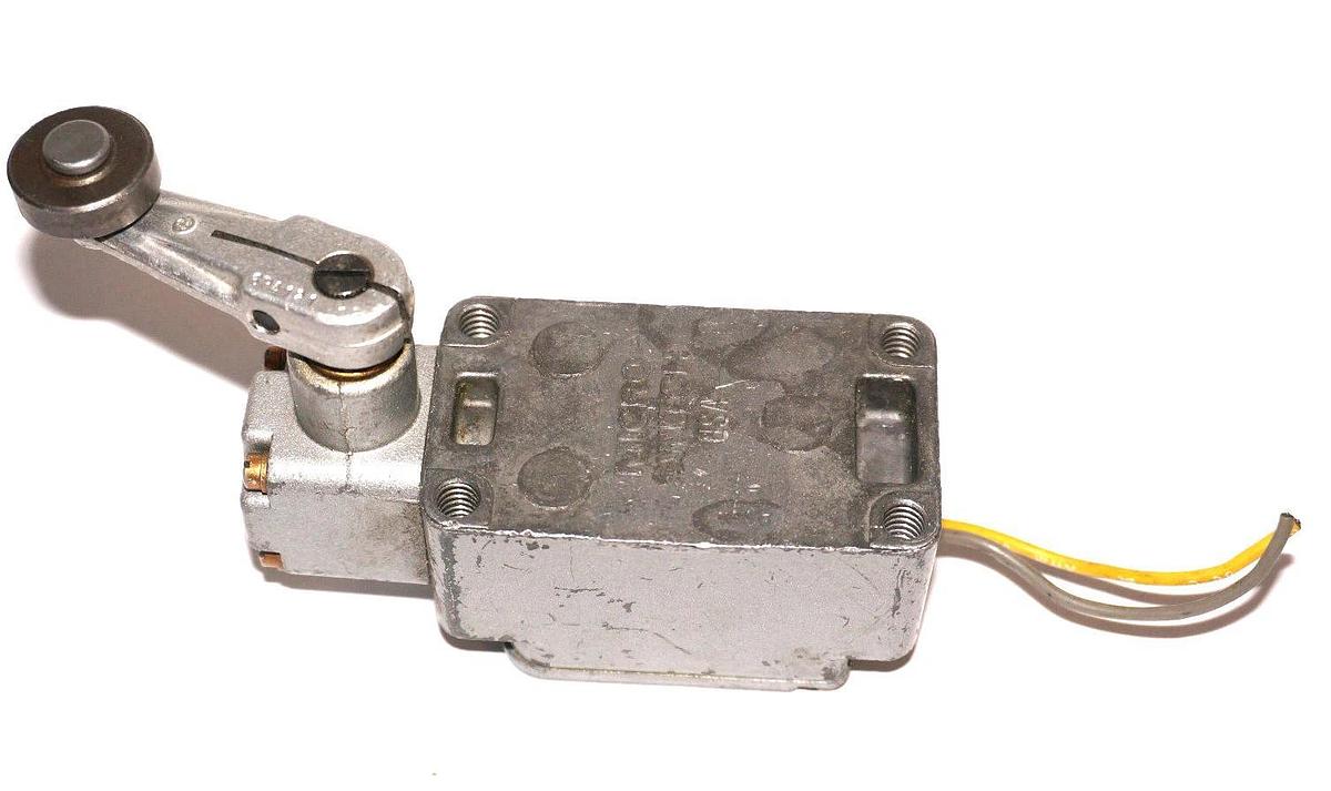 Used MICRO SWITCH 1LS1-L SWITCH 10AMP 1/3HP-125VAC 3/4-250VAC W/ 6PA121 ROLLER ARM