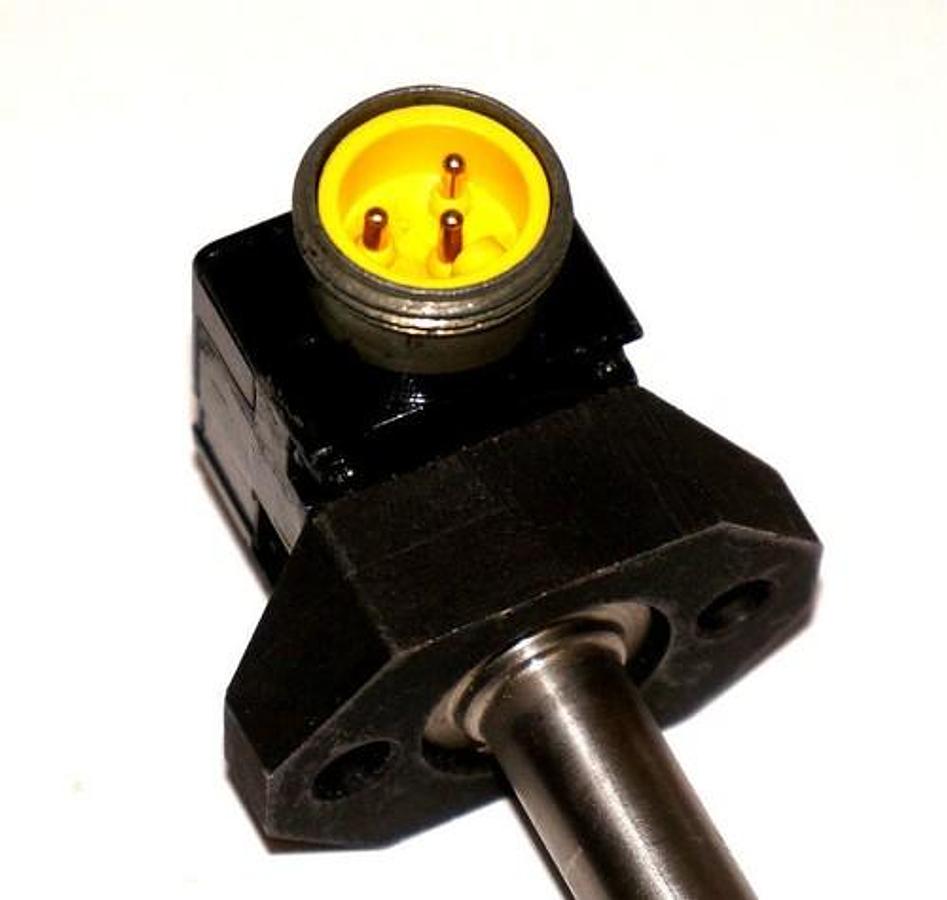 Used NAMCO EE230-18620 LPR CYLINDRICATOR INDUCTIVE PROXIMITY SENSOR 4.560'' PROBE