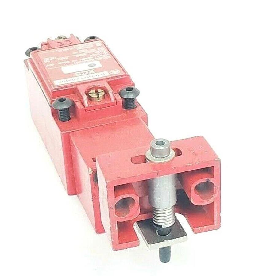 Used TELEMECANIQUE XCS-A713 LIMIT SWITCH XCSA713 W/ KEY, XCS