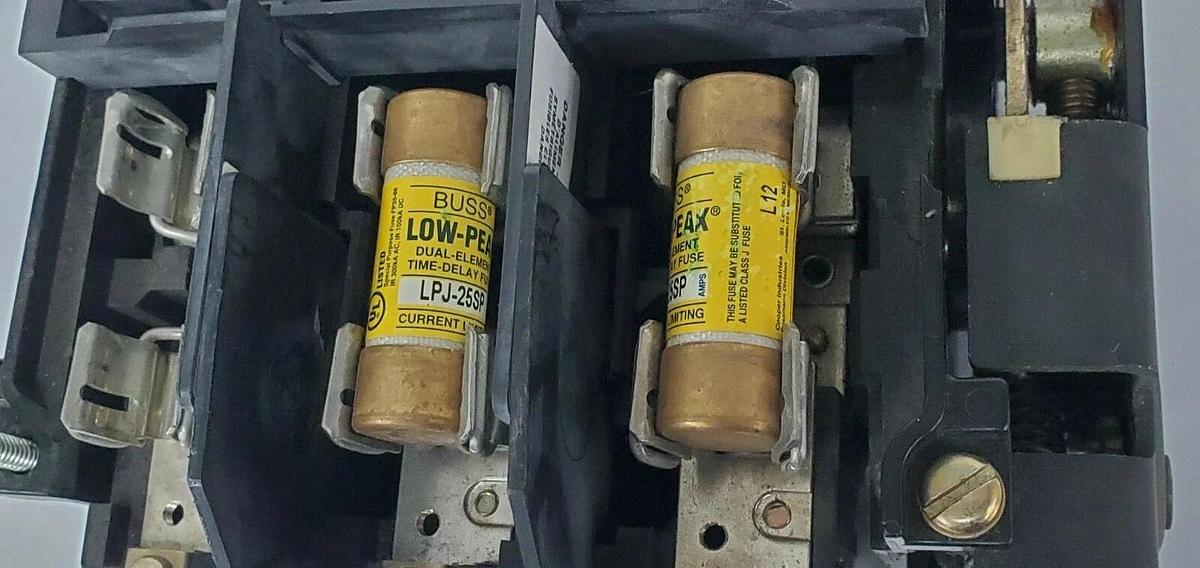 Used ALLEN-BRADLEY 1494V-DS30 TERMINAL GUARD DISCONNECT SWITCH W/ 1494V-FS30 BLOCK