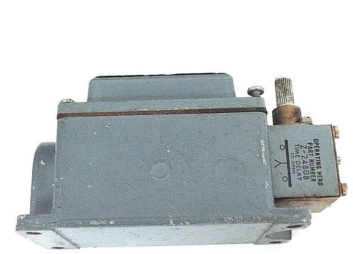 Used ALLEN BRADLEY 802T-R3TD SER. 1 OILTIGHT LIMIT SWITCH W/ Z-24808 HEAD