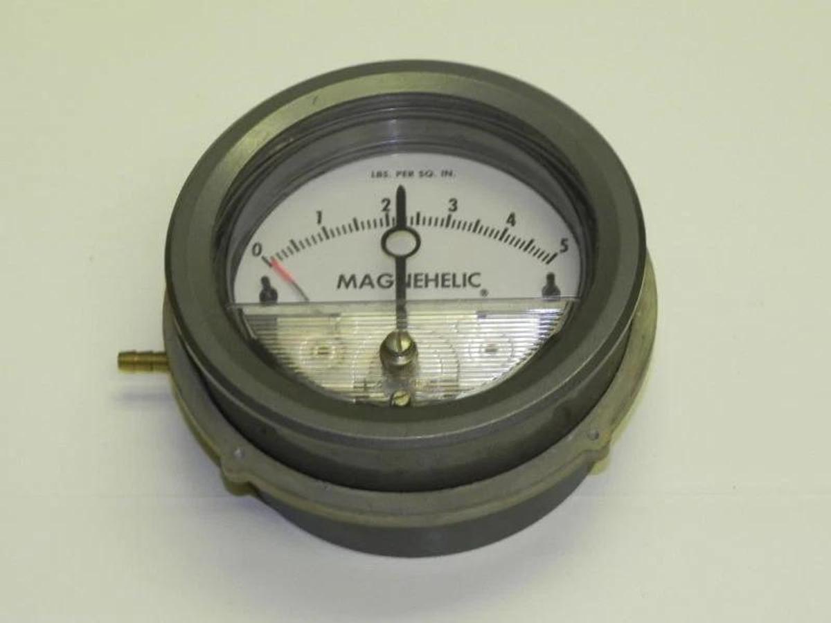 Used DWYER 2205MP MAGNEHELIC PRESSURE GAGE 2205-MP