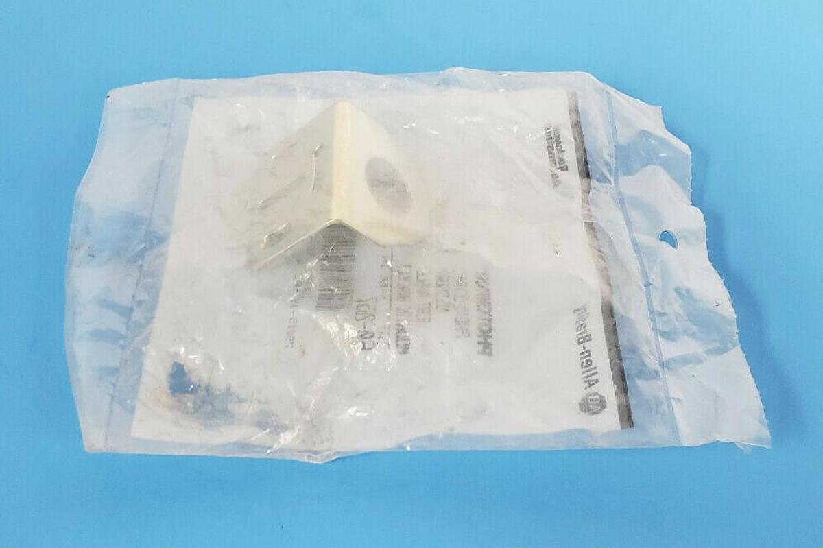 NEW ALLEN-BRADLEY 60-2657 SER. A PHOTOELECTRIC RIGHT ANGLE MOUNTING BRACKET