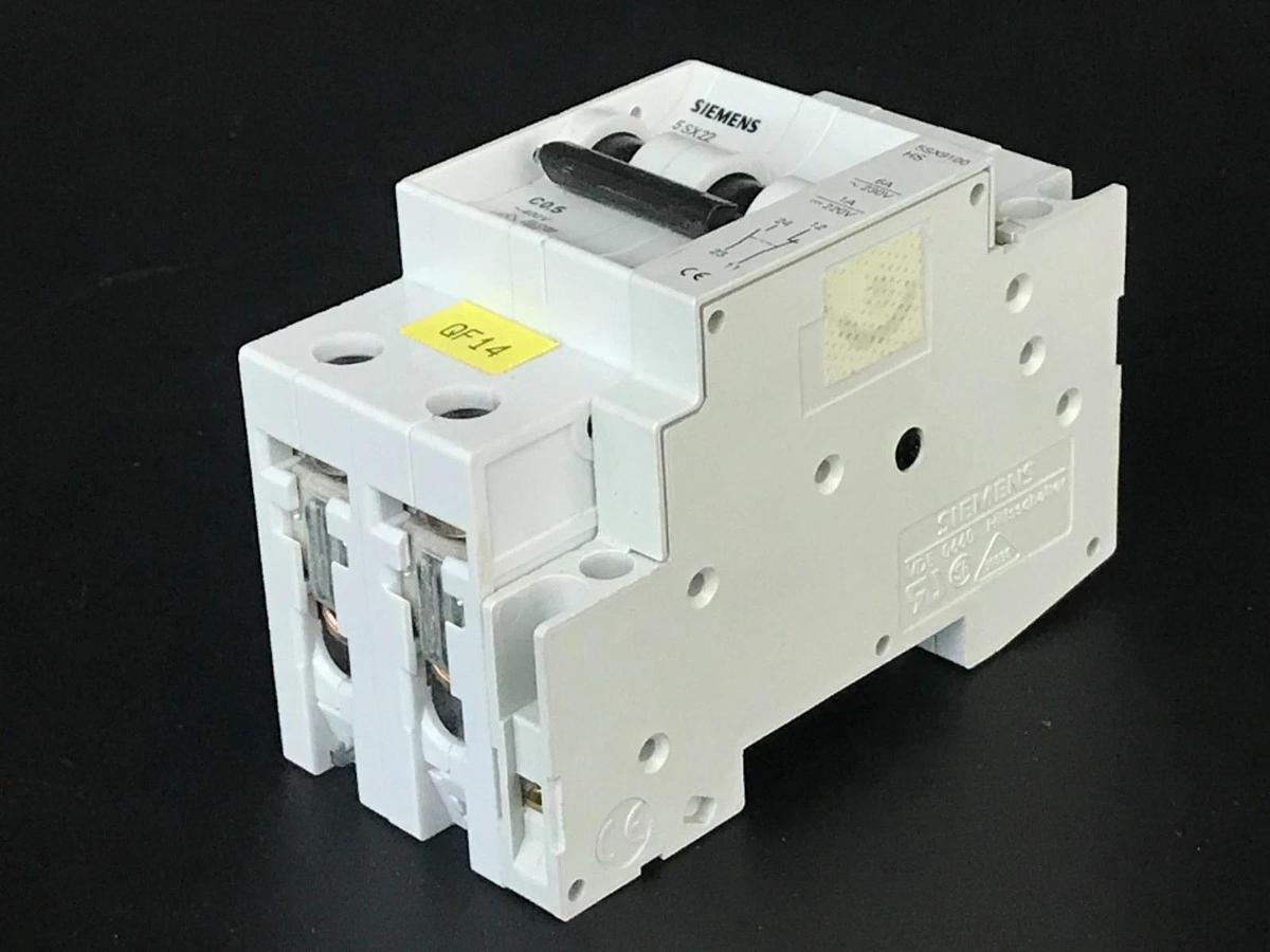 Used SIEMENS 5SX22 CIRCUIT BREAKER 5SX22C0,5 0.5A, 400V, 2P W/ 5SX9100-HS CONTACT