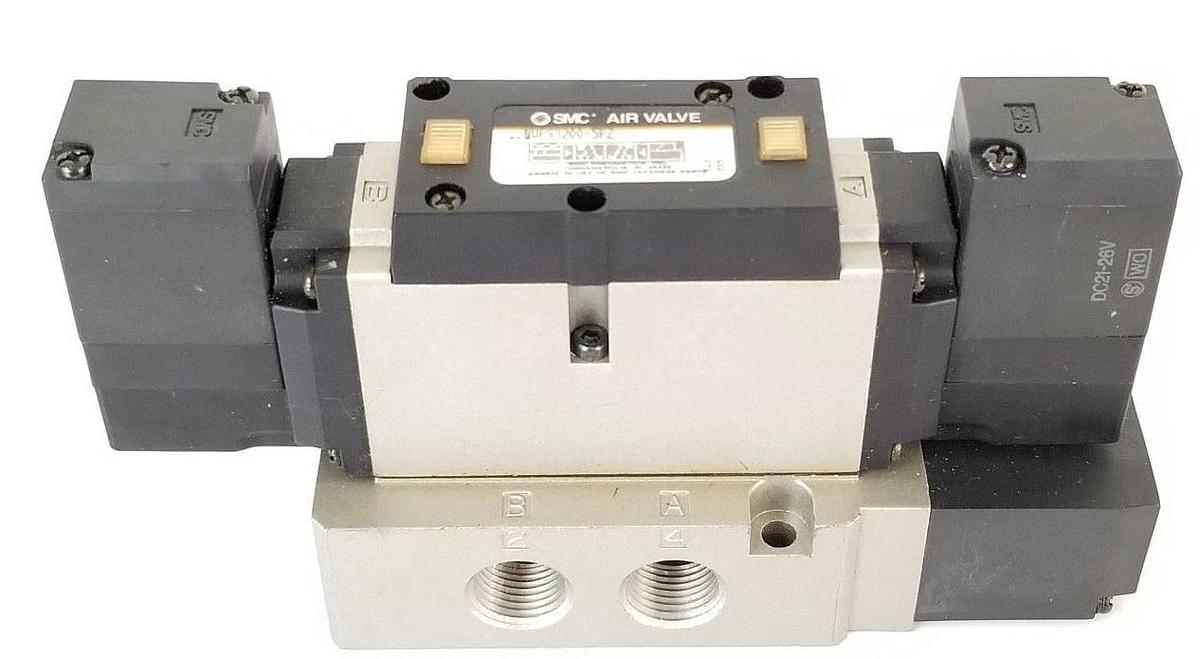 NEW SMC NVFS3200-5FZ SOLENOID VALVE W/ 900-03669 MANIFOLD & (2) DC21-26V COILS