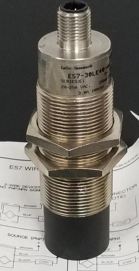 NIB CUTLER-HAMMER E57-30LE40-AA TUBULAR INDCUTIVE PROXIMITY SENSOR E5730LE40AA