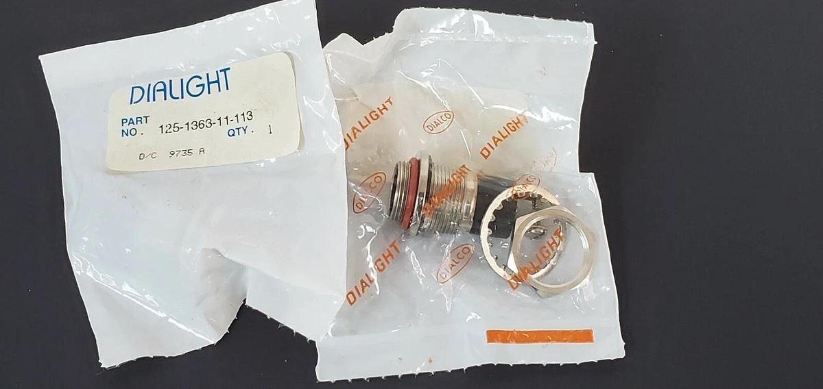 Used LOT OF 5 NEW DIALIGHT 125-1363-11-113 LAMP BASES D/C 9735 A 125136311113
