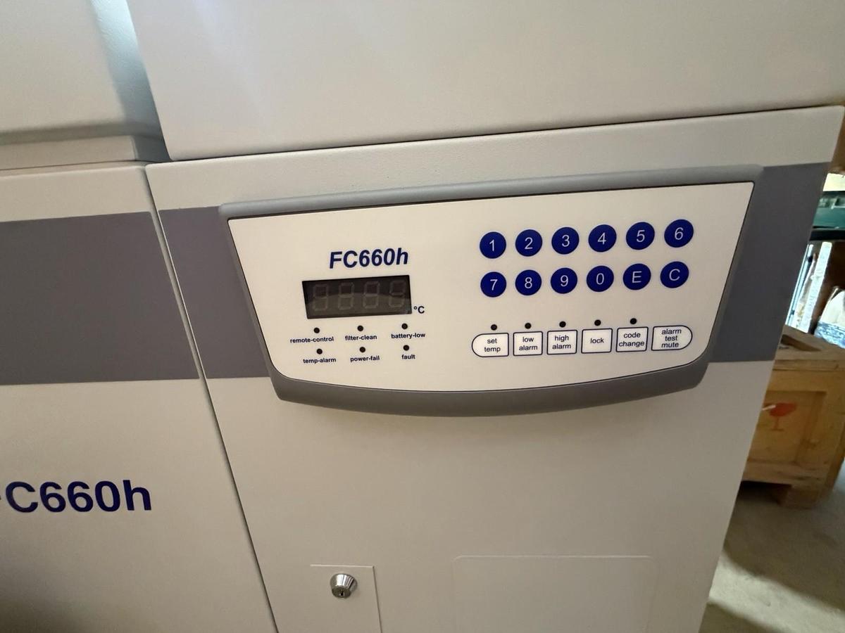 Used EPPENDORF CRYOCUBE FC660C ULTRA-LOW TEMPERATURE FREEZER 660 L (for parts)