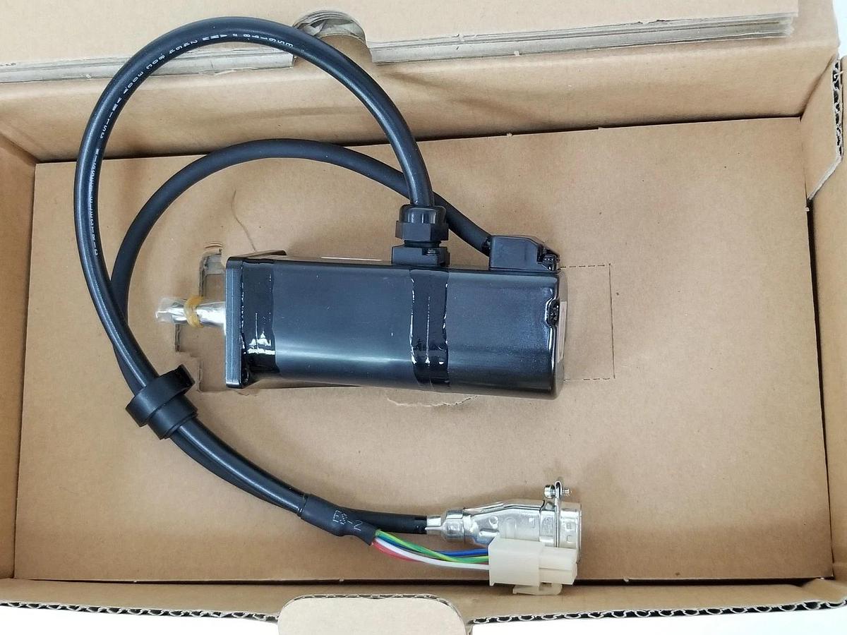 Used NIB YASKAWA SGM-01VGNK72 SERVO MOTOR 0.87A 200V 100W