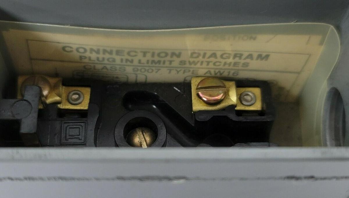 Used NEW SQUARE D 9007-AW16 PLUG IN LIMIT SWITCH (BODY ONLY)
