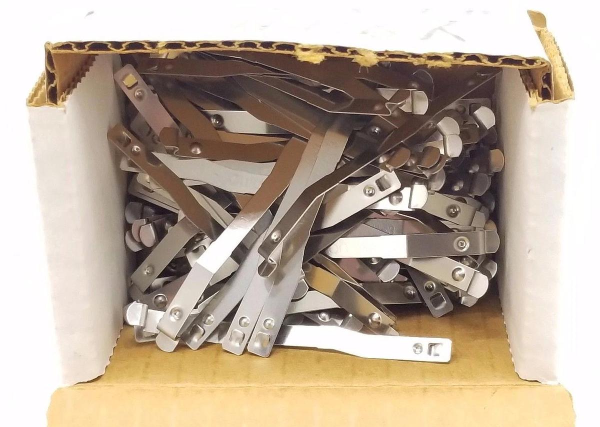 LOT OF 94 NEW OMRON Y923H SOCKET HOLD DOWN CLIPS