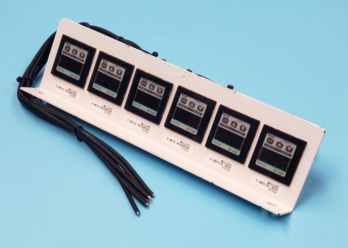 Used SUNX OPERATION PANEL W/ (6) DP2-20 DIGITAL PRESSURE SENSORS, 12-24VDC, DP220