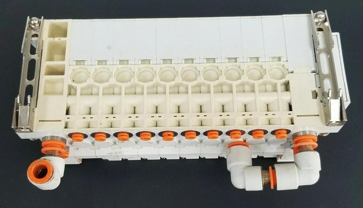 Used SMC 10 POS. MANIFOLD BLOCK WITH (9) VQ2100NR-5 PLUG-IN SOLENOID VALVES VQ2100NR5