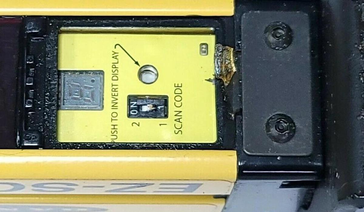 Used BANNER SLSCE30-1200Q8 EZ-SCREEN EMITTER RESOLUTION - 30 MM LENGTH - 1200 MM