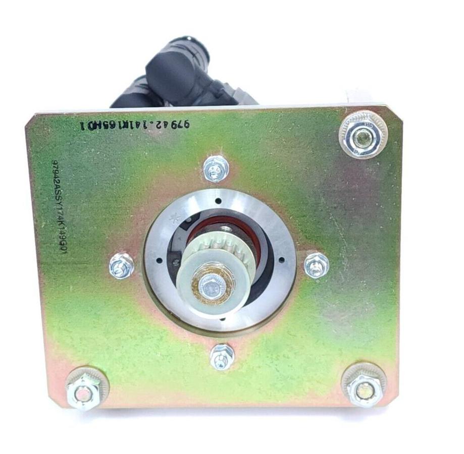 Used NEW LENZE MCS 06F41LRS0B0-B11N-ST5S00N-R2SU SYNCHRONOUS SERVO MOTOR