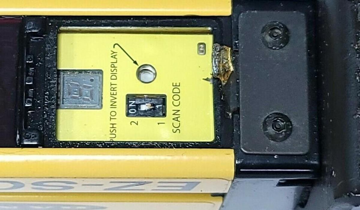 Used BANNER SLSCE30-1200Q8 EZ-SCREEN EMITTER RESOLUTION - 30 MM LENGTH - 1200 MM