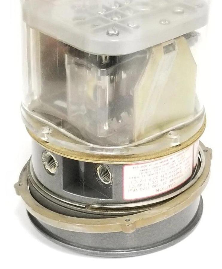Used DWYER 13-160136-02 PHOTOHELIC PRESSURE GAGE WE1206LR50 , CIRCUIT: HH 120V