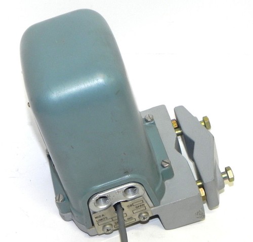 Used NEW FOXBORO MODEL 12A TEMPERATURE TRANSMITTER 3-15PSI OUTPUT 0-100 DEG. F INPUT