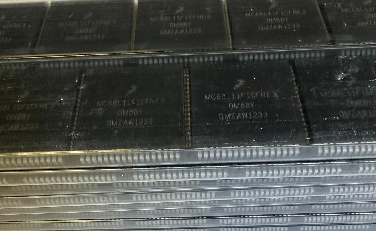 Used 350 NEW ABACUS MOTOROLA MC68L11F1CFNE3 8-BIT MICROCONTROLLERS 2024247 68-PIN