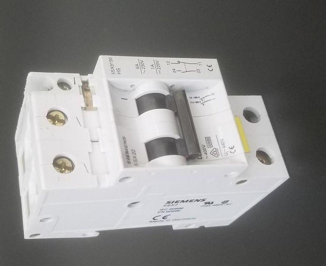 Used SIEMENS 5SX22D4 CIRCUIT BREAKER 4A, 400VAC, 2P, W/ 5SX9100-HS CONTACT BLOCK