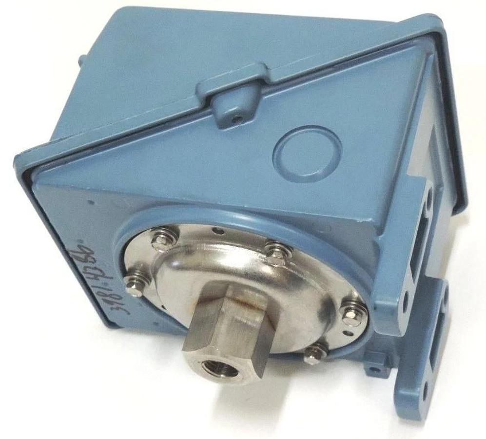 NEW UNITED ELECTRIC TYPE J403 MODEL 555 PRESSURE SWITCH J403555 RANGE: 0-100 PSI