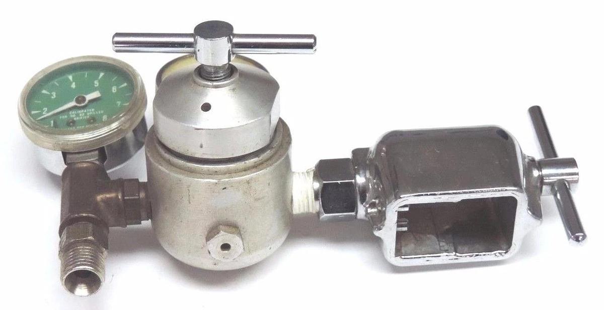 Used LIF-O-GEN MODEL 1500 GAS PRESSURE REGULATOR, 1-8 LITERS PER MIN OXYGEN GAUGE