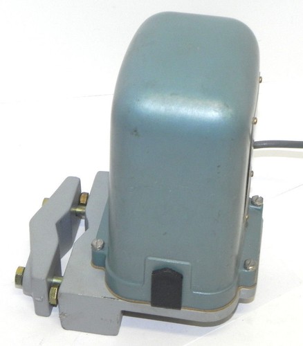 Used NEW FOXBORO MODEL 12A TEMPERATURE TRANSMITTER 3-15PSI OUTPUT 0-100 DEG. F INPUT