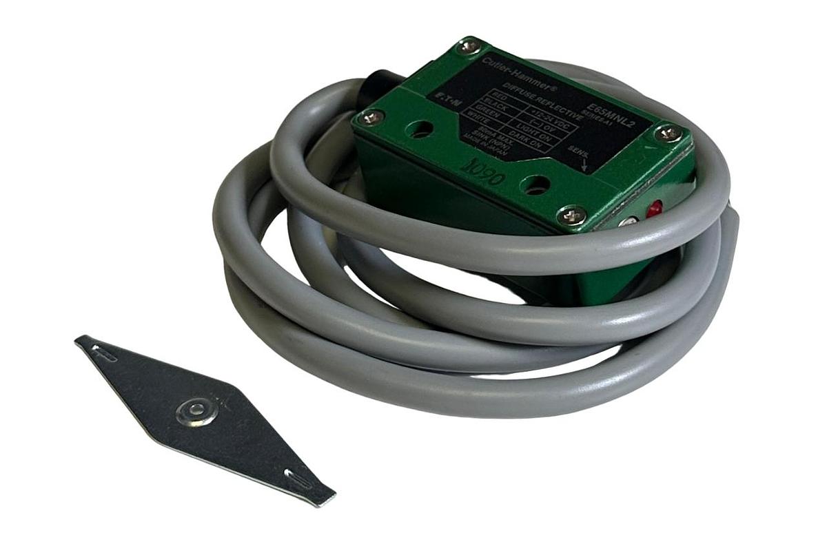 Used NEW CUTLER-HAMMER E65MNL2 SERIES A1 DIFFUSE REFLECTIVE PHOTOELECTRIC SENSOR NSMP