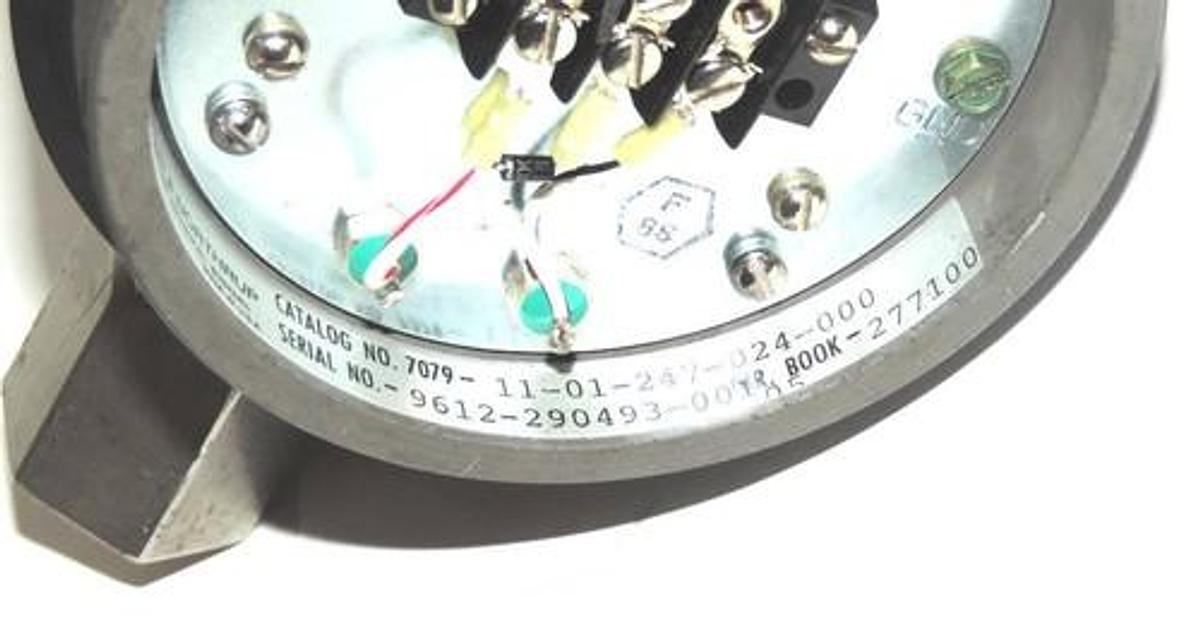 Used LEED & NORTHRUP 7079-11-01-247-024-000 PRESSURE TRANSMITTER 70791101247024000