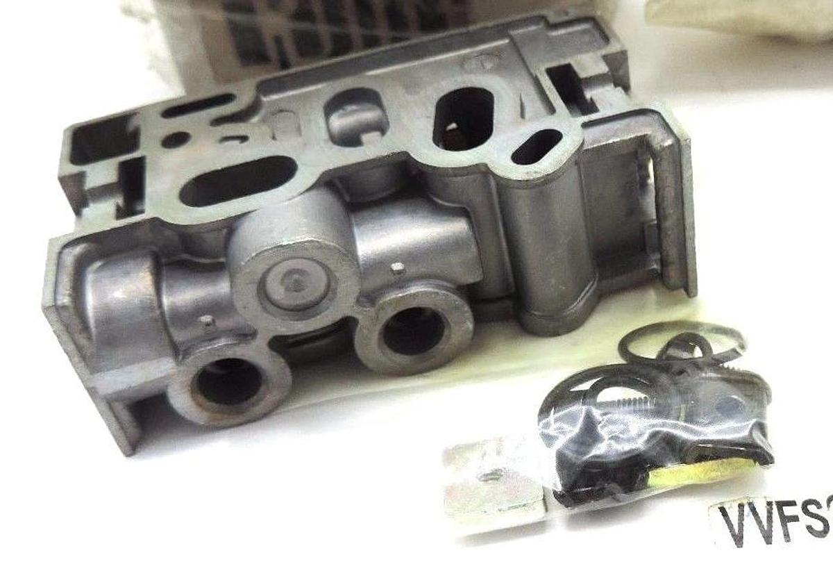 LOT OF 6 NEW SMC VVFS2000-20A-1 PNEUMATIC VALVE MANIFOLDS W/ HARDWARE VVFS200020