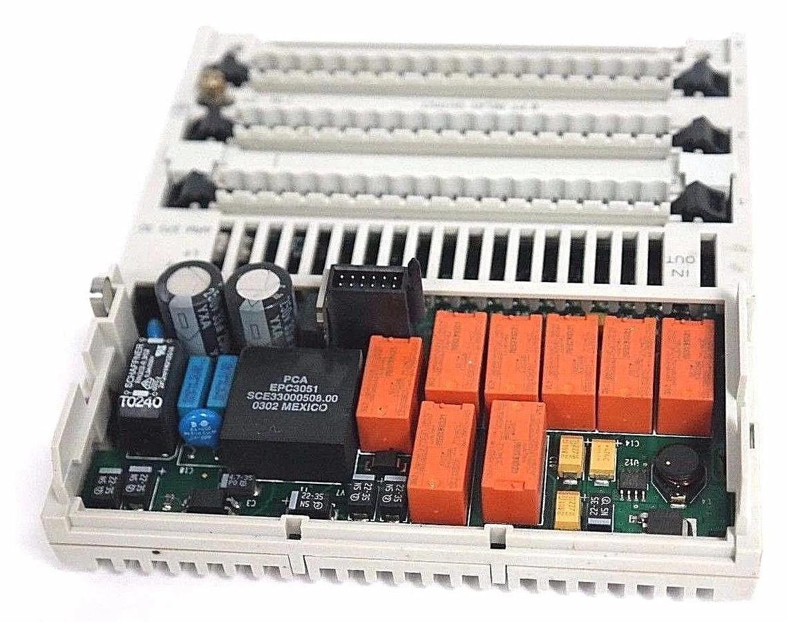 Used SCHNEIDER ELECTRIC 170ARM37030 I/O BASE, 24VDC, 10IN/8RLY