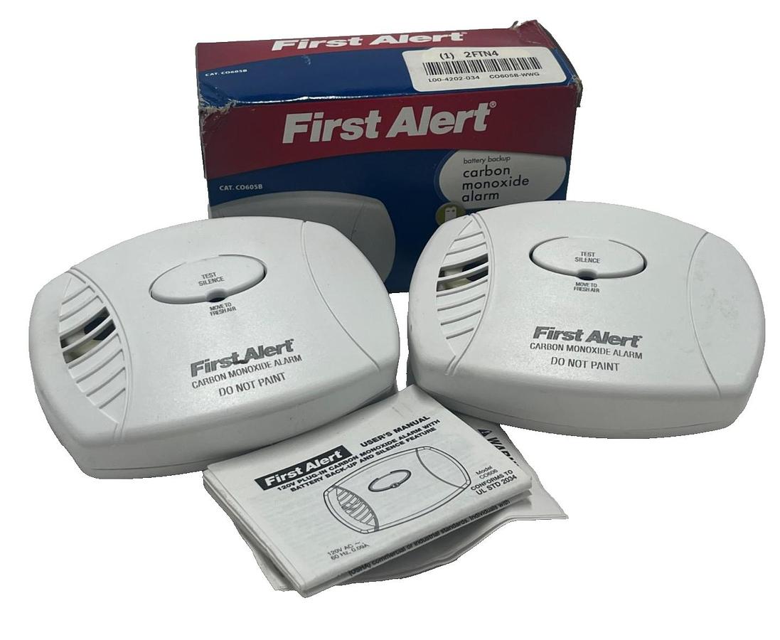 Used (2) First Alert CO605B Carbon Monoxide Alarm CO Detectors 9V Battery Powered