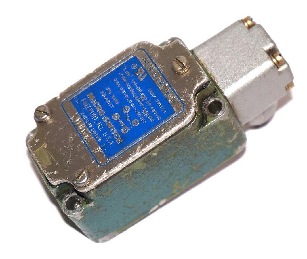 Used MICRO SWITCH 1LS1-L SWITCH 10AMP 1/3HP-125VAC 3/4-250VAC OIL TIGHT 1LS1L