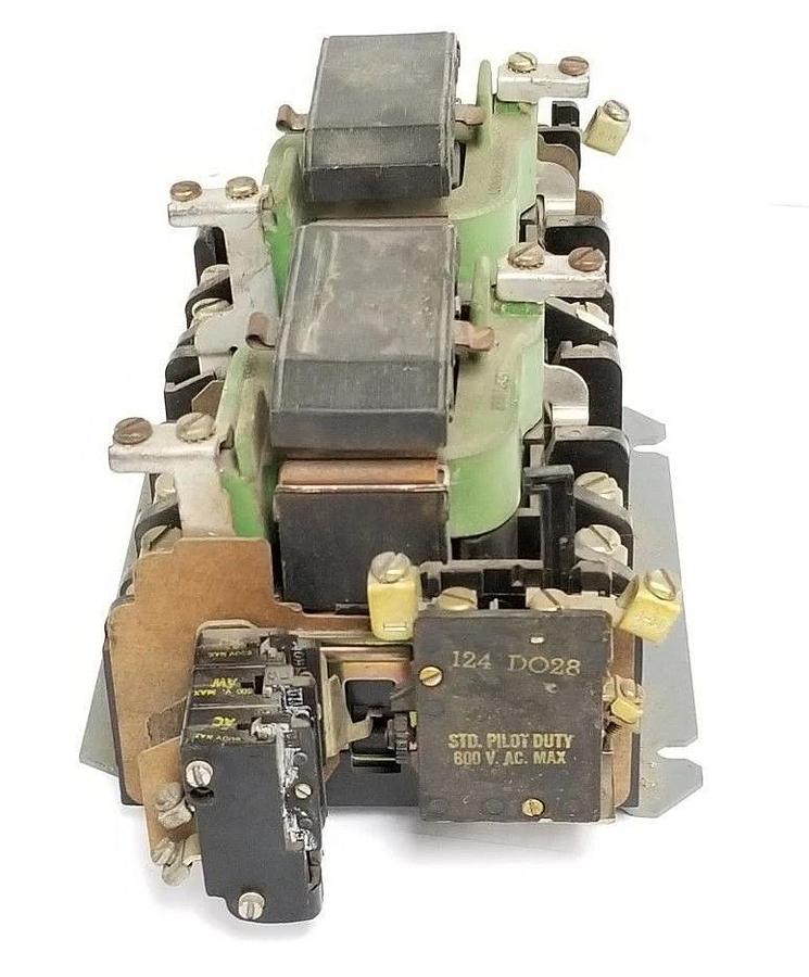 Used GENERAL ELECTRIC CONTACTOR ASSEMBLY W/ 15D22G22 COILS, 124D028, CR124 RELAYS