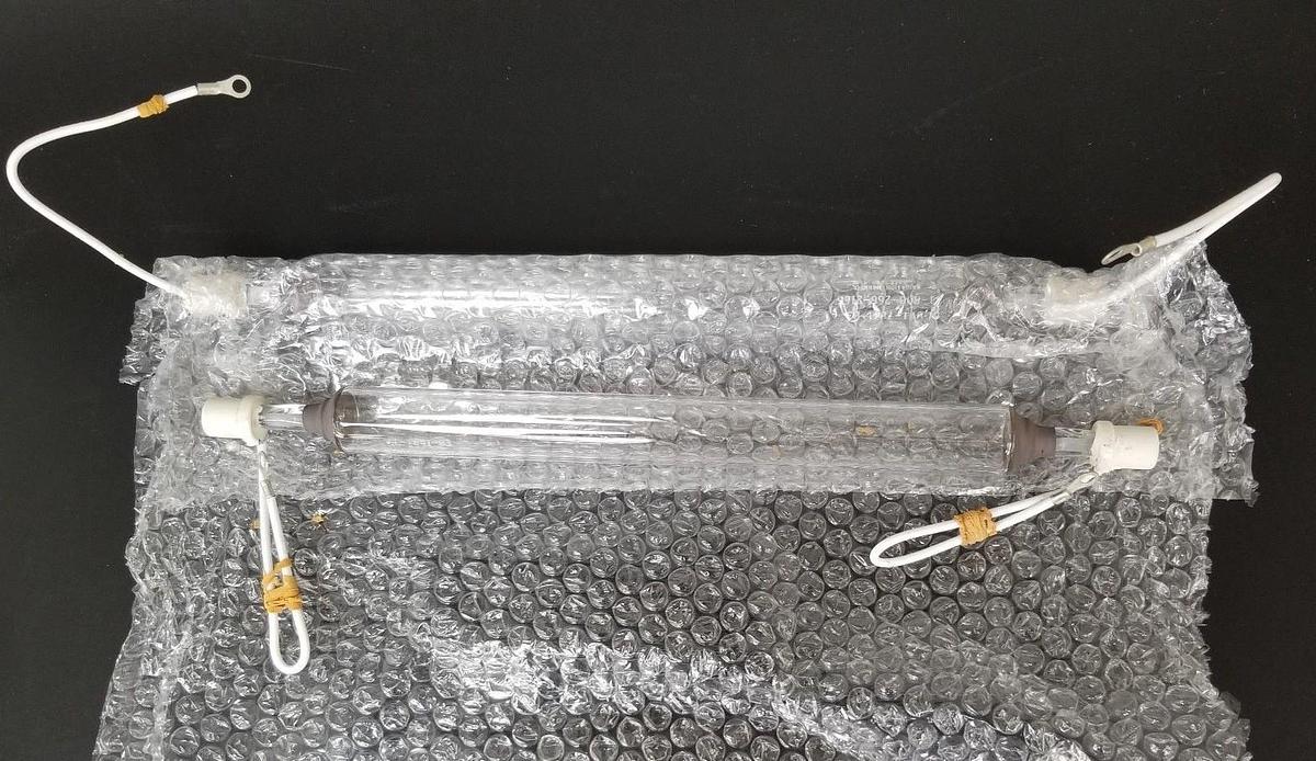 Used LOT OF 2 NEW UV TECH UVT-7841-B3 QUARTZ LAMPS 483339-40, UVT7841B3