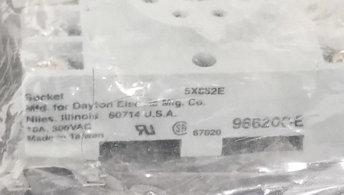 NEW DAYTON 5X852E RELAY SOCKET 10A, 300V, 8-BLADE