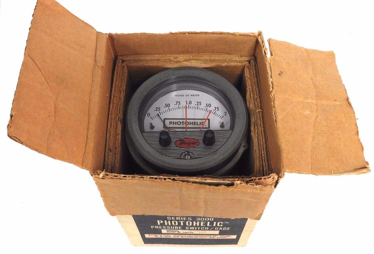 Used DWYER 3002-C PHOTOHELIC PRESSURE SWITCH & GAUGE 25PSIG, 30002 D.C., HH-117VAC