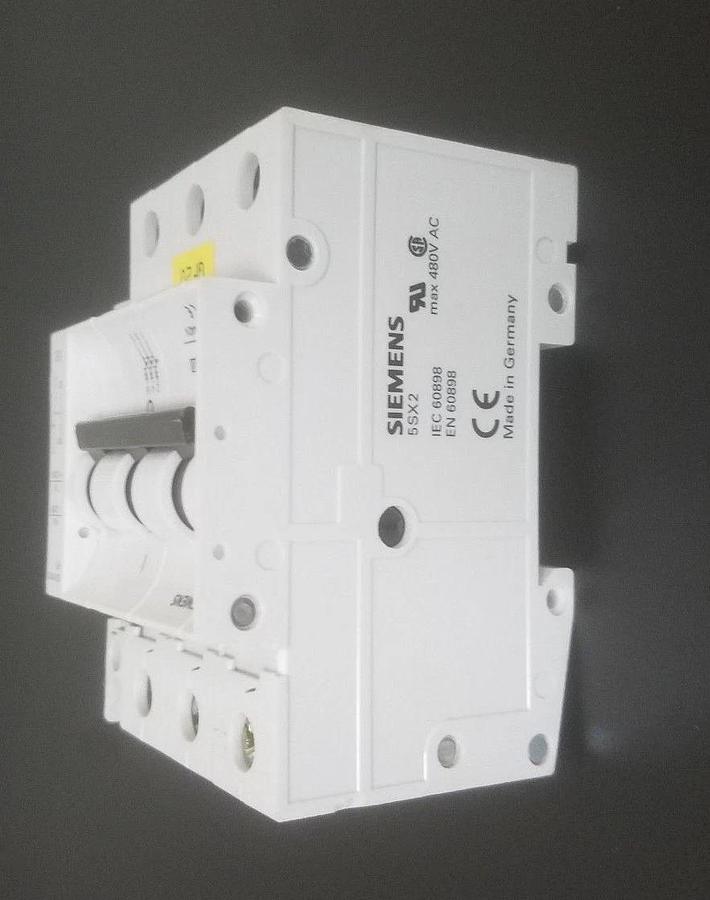 Used SIEMENS 5SX23 CIRCUIT BREAKER 5SX23D8, 400V, 8A, 3P W/ 5SX9100-HS CONTACT BLOCK