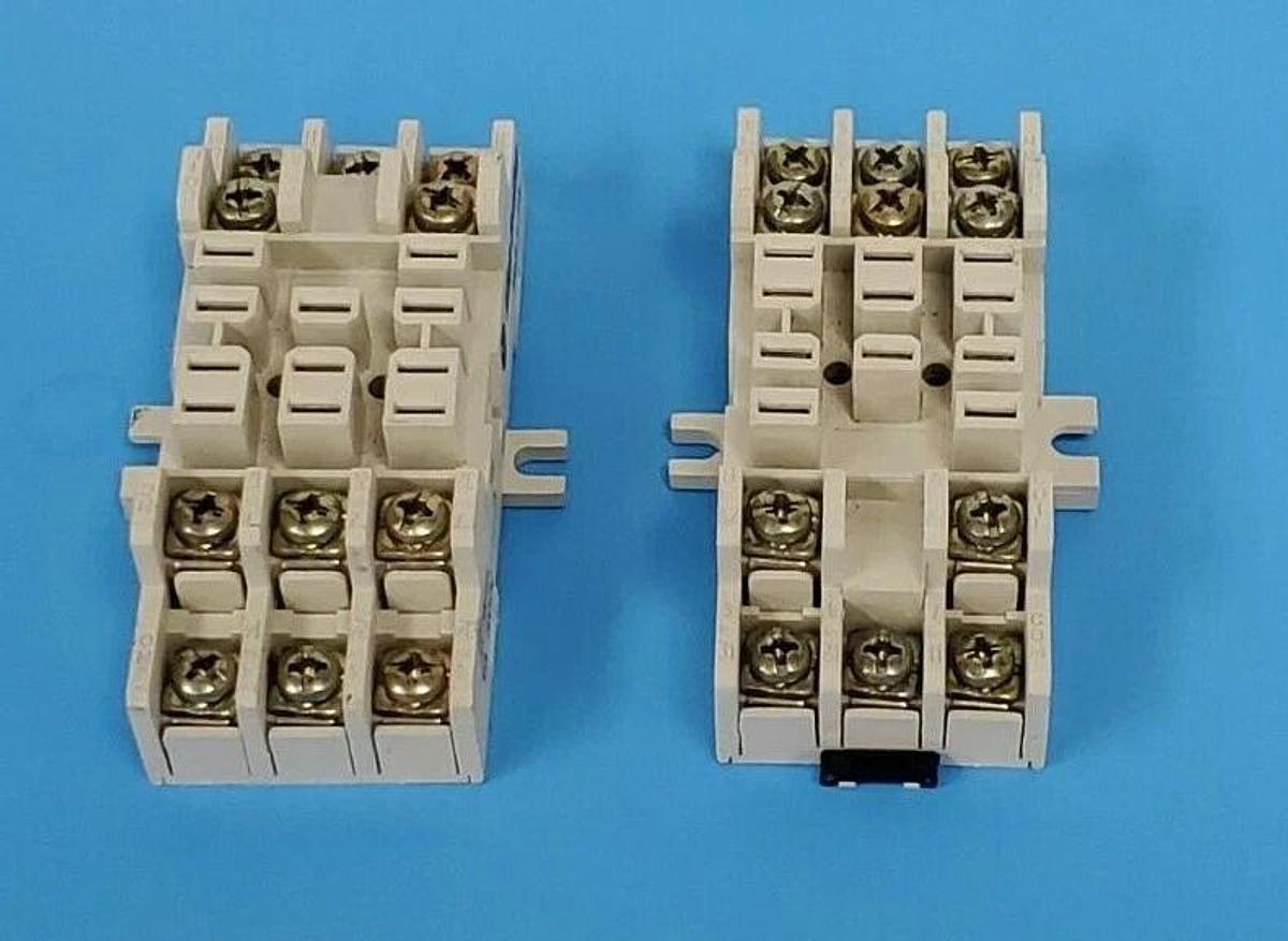 LOT OF 2 NEW ALLEN BRADLEY 700-HN154 RELAY SOCKETS 11-PIN 15 A 300 VAC SER. A
