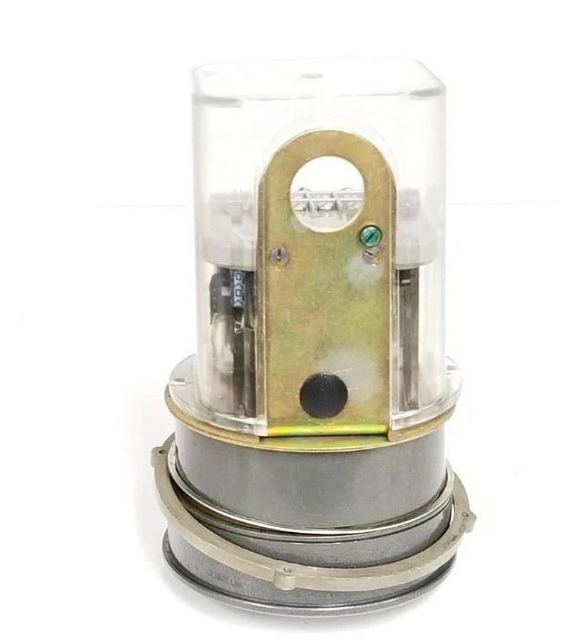 Used DWYER 13-160136-02 PHOTOHELIC PRESSURE GAGE WE1206LR50 , CIRCUIT: HH 120V
