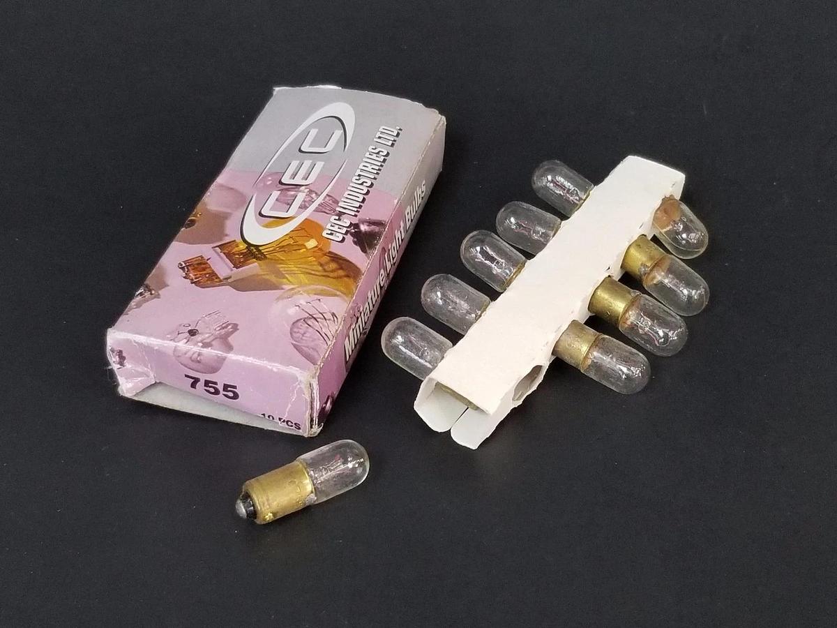 Used BOX OF 10 NEW CEC INDUSTRIES LTD MINIATURE LIGHT BULBS
